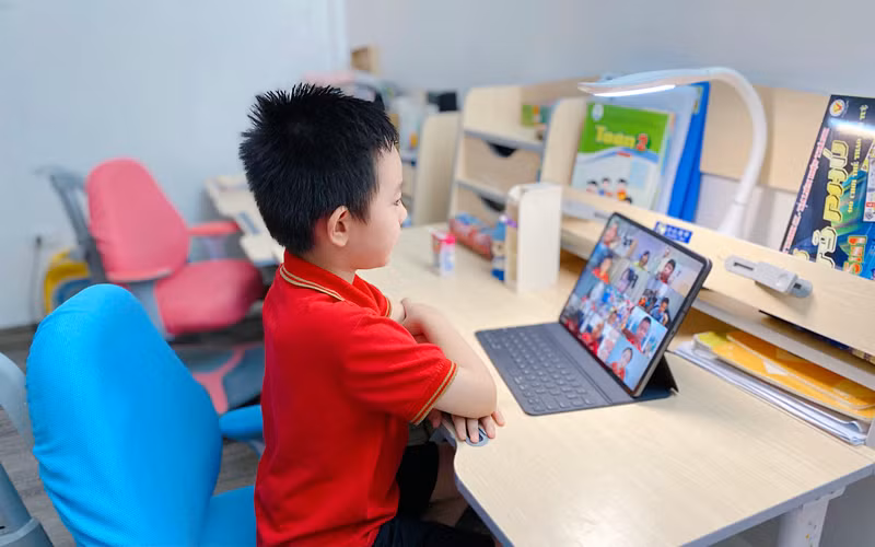 Học sinh Trường tiểu học Tràng An (quận Hoàn Kiếm, Hà Nội) trong giờ học trực tuyến.