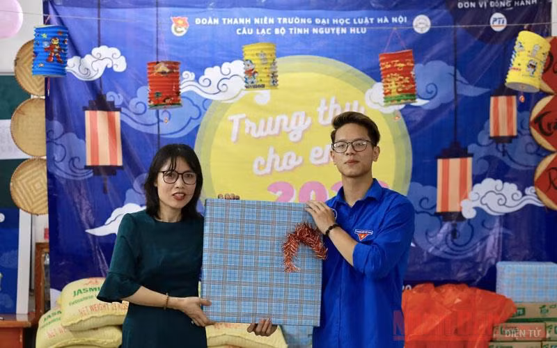 Sinh viên Đại học Luật Hà Nội mang Tết Trung thu ấm áp tới các em nhỏ kém may mắn -0