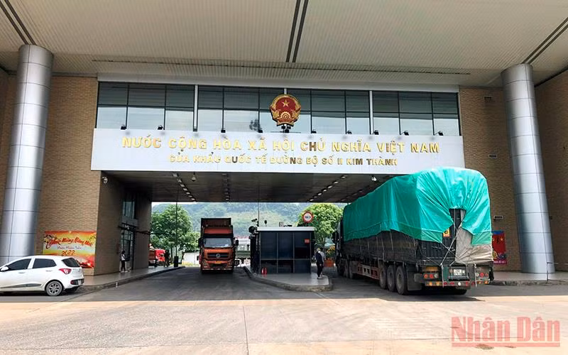 Mỗi ngày có từ 70-80 xe ô-tô trọng tải lớn chở hàng hóa thông quan qua Cửa khẩu Kim Thành (Lào Cai)-Bắc Sơn (Hà Khẩu-Trung Quốc).