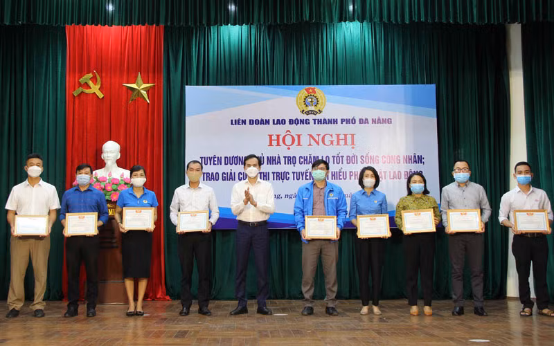 Liên đoàn Lao động TP Đà Nẵng tuyên dương các chủ nhà trọ.