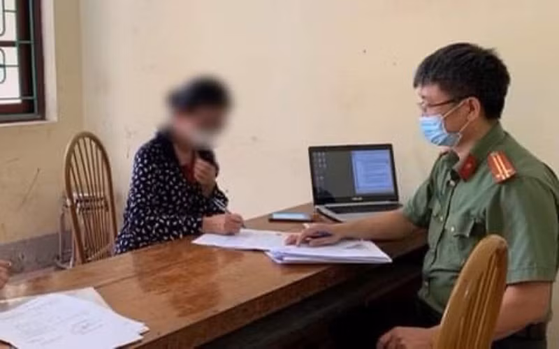 Bà Đ.T.M.A. làm tường trình về hành vi của mình tại cơ quan công an.