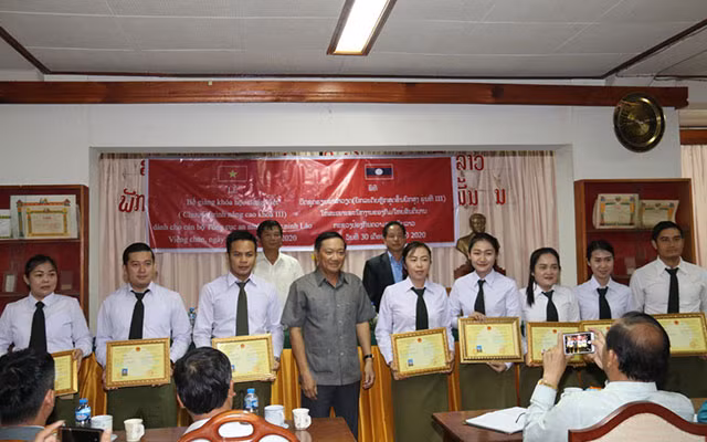 Đại sứ Việt Nam tại Lào Nguyễn Bá Hùng (áo sẫm mầu) cùng các học viên lớp học.