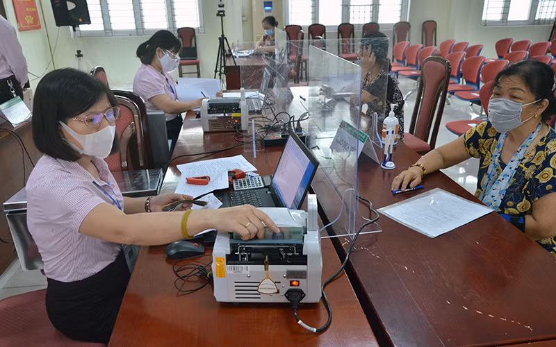 Một buổi giải ngân vốn vay tại điểm giao dịch phường Vạn Phúc, quận Hà Ðông (Hà Nội).