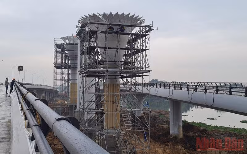 Dự án cầu Đầm Vạc tại thành phố Vĩnh Yên đang trong quá trình hoàn thiện.