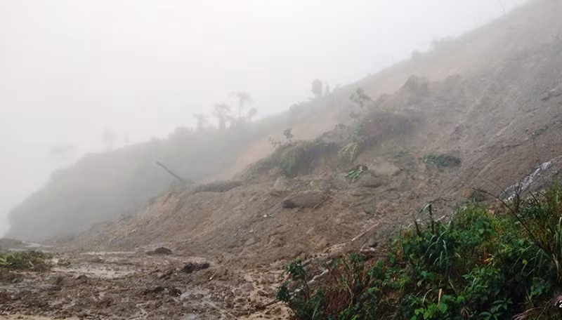 Mưa lớn gây sạt lở, ách tắc giao thông nhiều nơi tại huyện Nam Trà My -0
