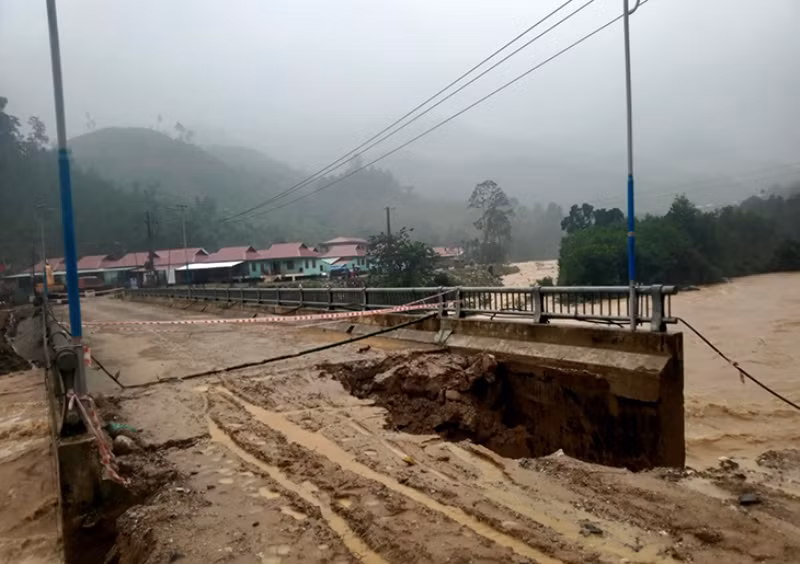 Mưa lớn gây sạt lở, ách tắc giao thông nhiều nơi tại huyện Nam Trà My -0