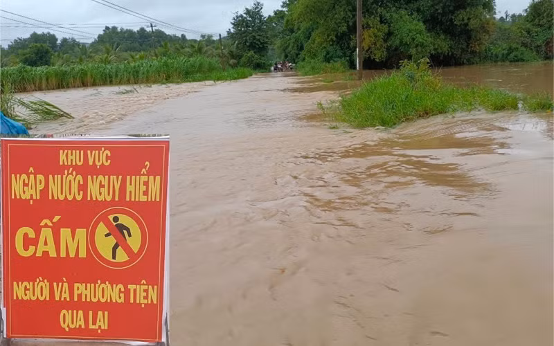 Nước ngập sâu tại cầu Suối Tre trên tuyến đường từ thị trấn La Hai đi Đồng Hội xã Xuân Quang 1, huyện Đồng Xuân, Phú Yên.