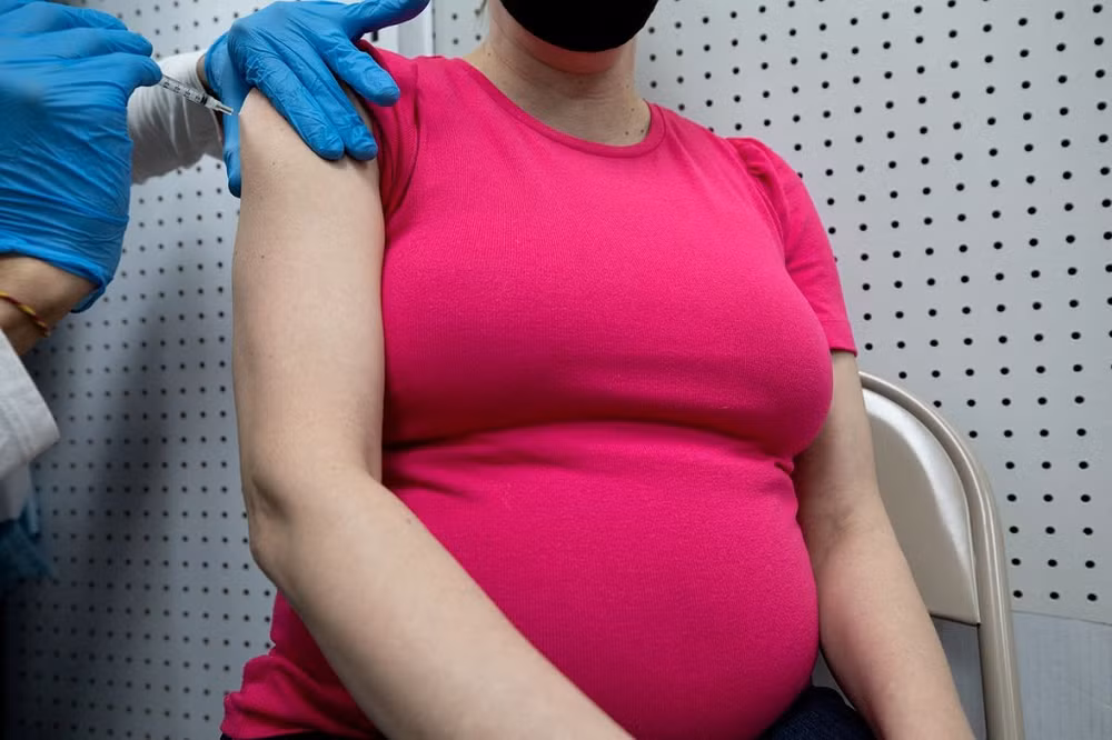 Một phụ nữ mang thai được tiêm vaccine ngừa Covid-19 tại tại Pennsylvania, Mỹ. Ảnh: Reuters.