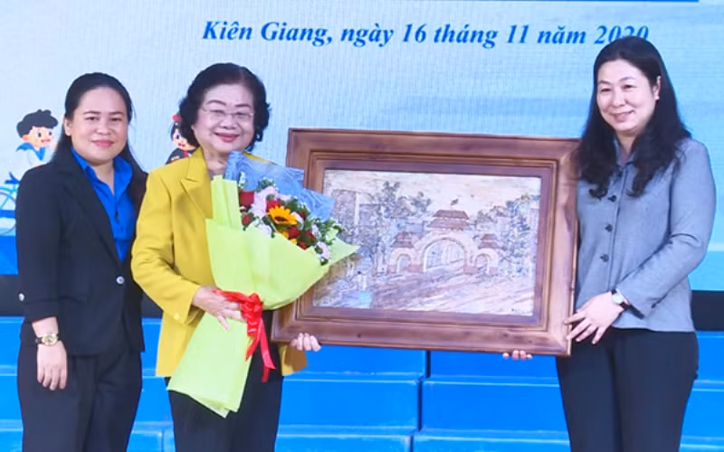 Đại diện lãnh đạo tỉnh Kiên Giang tặng quà lưu niệm cho nguyên Phó Chủ tịch nước Trương Mỹ Hoa.