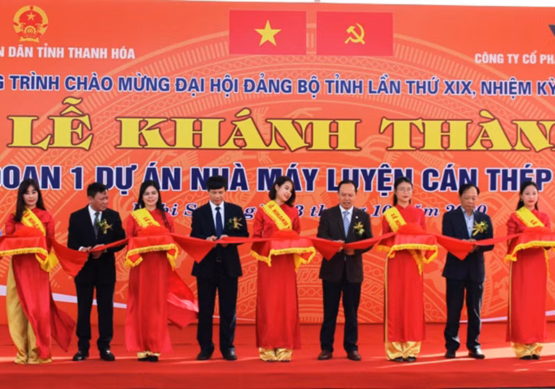 Các đại biểu cắt băng khánh thành Nhà máy luyện cán thép Nghi Sơn.