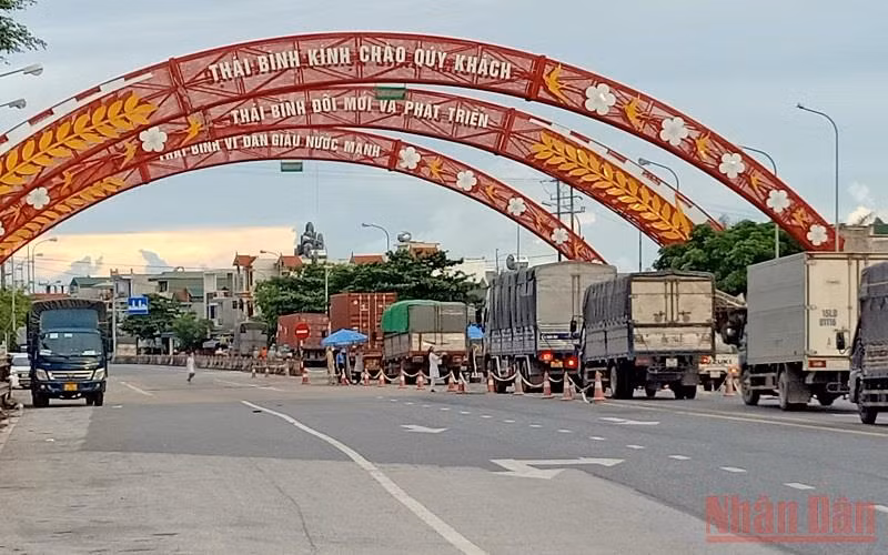 Ùn ứ cục bộ tại 1 số thời điểm ở chốt kiểm dịch cầu Tân Đệ (tỉnh Thái Bình) khi siết chặt kiểm soát người, phương tiện vào địa bàn.