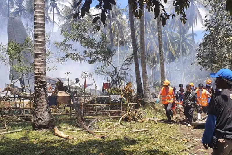 Hiện trường vụ rơi máy bay quân sự tại Philippines -0