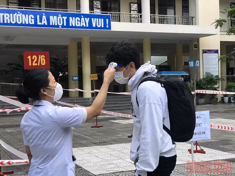 Học sinh khối 12 tại Đà Nẵng ngày trở lại trường -0