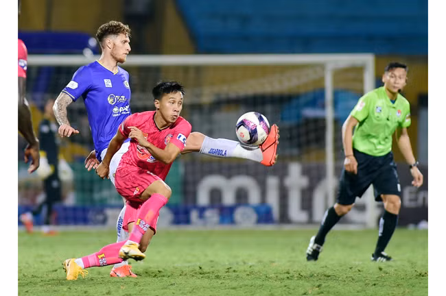 Đội Hà Nội FC (áo tím) giành chiến thắng trước đội Sài Gòn FC với tỷ số 3-1. Ảnh: ANH ĐỨC