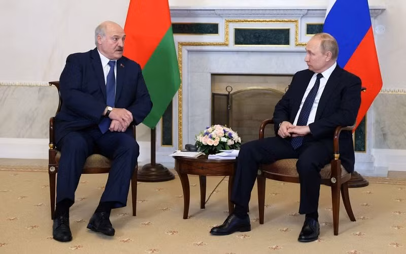 Tổng thống Nga Vladimir Putin (phải) và người đồng cấp Belarus Alexander Lukashenko. (Ảnh: REUTERS)