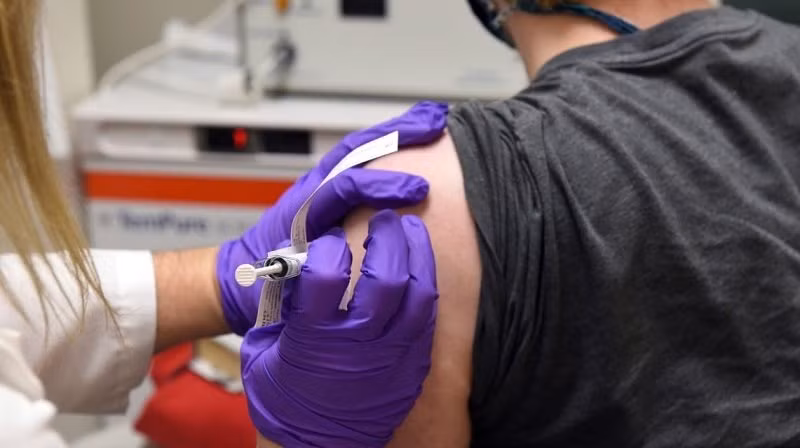 Một tình nguyện viên tham gia thử nghiệm lâm sàng vaccine SARS-CoV-2. Ảnh: AP.