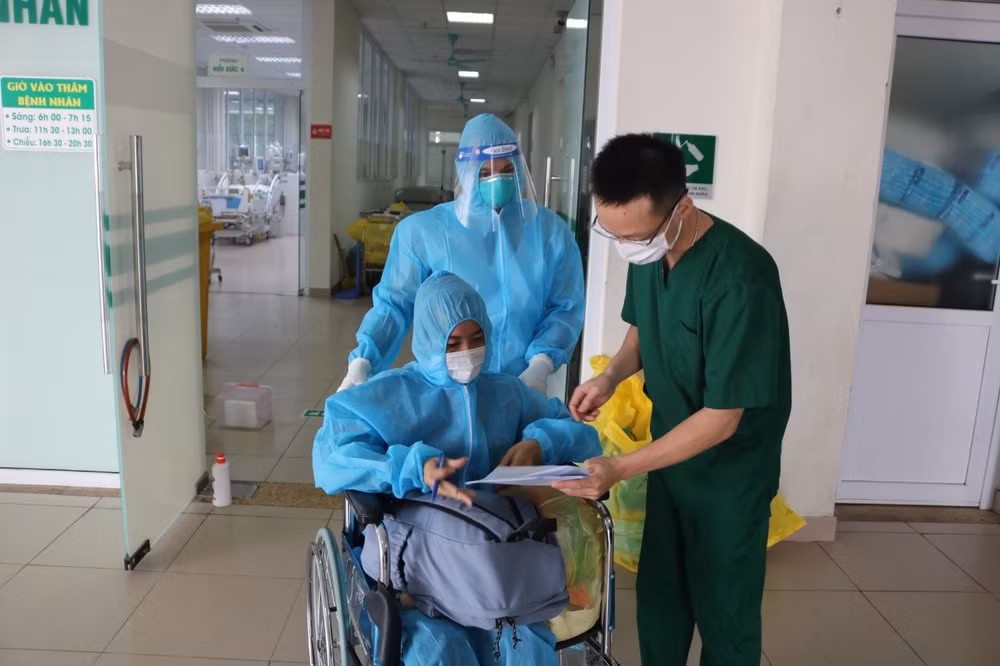 Sau sáu lần lọc máu, bệnh nhân Covid-19 hồi sinh đầy kỳ tích -0