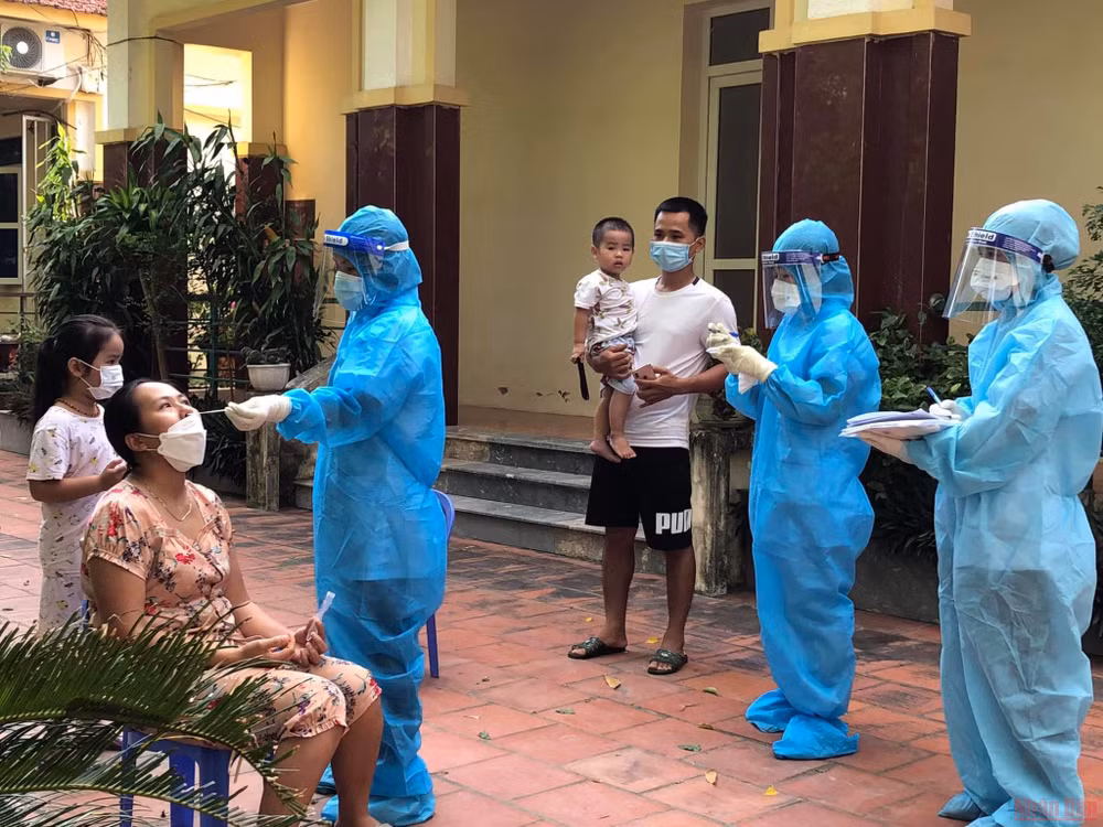 Cơ quan chuyên môn lấy mẫu của người dân ở huyện Nông Cống xét nghiệm Covid-19.