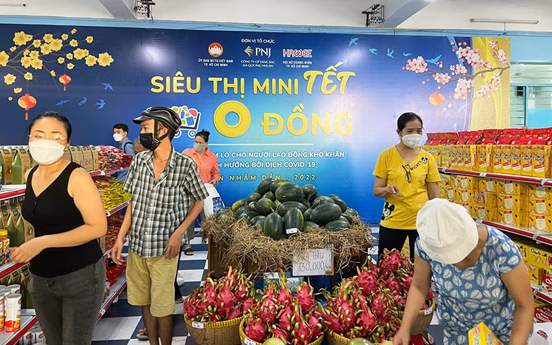 Người có hoàn cảnh khó khăn của quận Phú Nhuận sắm Tết tại siêu thị 0 đồng. 
