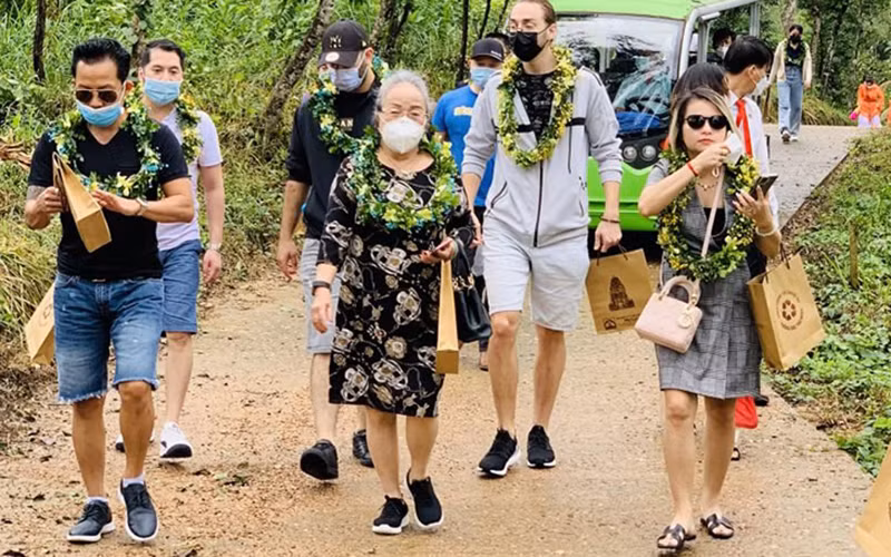Những du khách quốc tế đầu tiên tham quan Mỹ Sơn -0