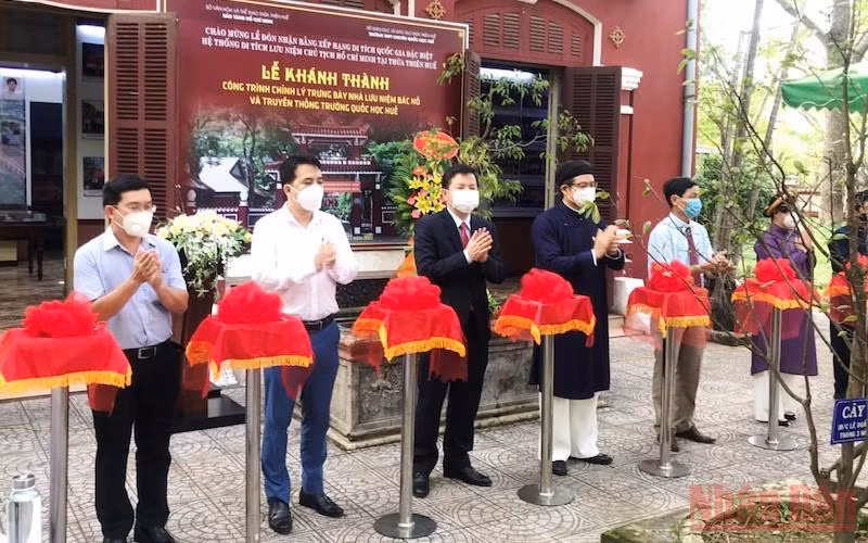 Lãnh đạo Sở Văn hóa và Thể thao, Bảo tàng Hồ Chí Minh cùng các ban, ngành cắt băng khánh thành công trình Nhà lưu niệm Bác Hồ và truyền thống Trường Quốc Học Huế.