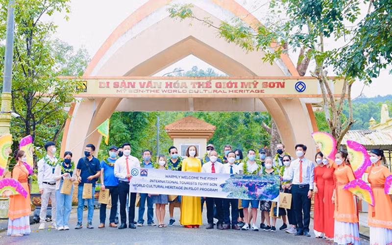 Đón tiếp những vị khách quốc tế đầu tiên đến tham quan Mỹ Sơn.