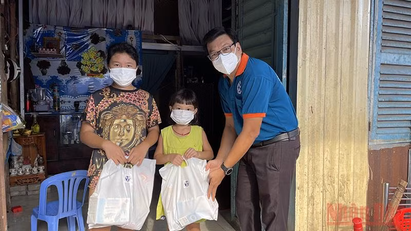 Ban tổ chức trao quà Trung thu cho các em nhỏ trong xóm trọ nghèo ở huyện Nhà Bè, TP Hồ Chí Minh.