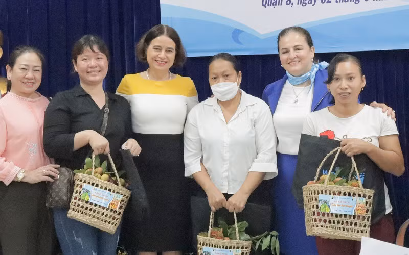 Đại diện Ban Tổ chức dự án trao quà cho các khách mời. (Ảnh: UN Women)