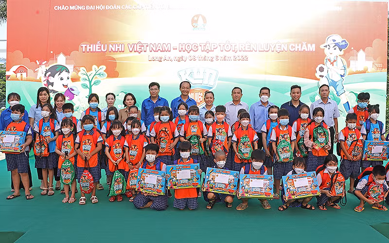 Ban Tổ chức trao học bổng và quà tặng thiếu nhi tại Ngày hội.