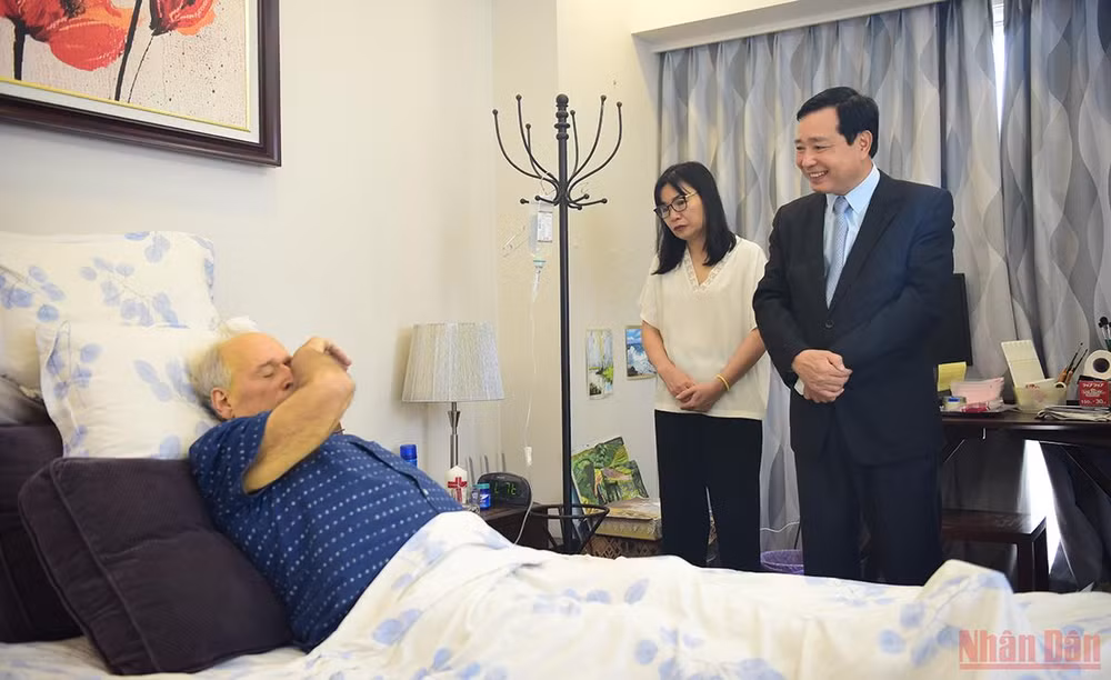 Trao Kỷ niệm chương “Vì sự nghiệp nông nghiệp và phát triển nông thôn” cho “ông Tây Nam Bộ” -0
