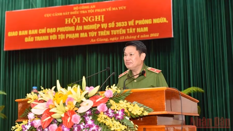 Thiếu tướng Nguyễn Văn Viện, Cục trưởng Cảnh sát điều tra tội phạm về ma túy, phát biểu ý kiến tại hội nghị.