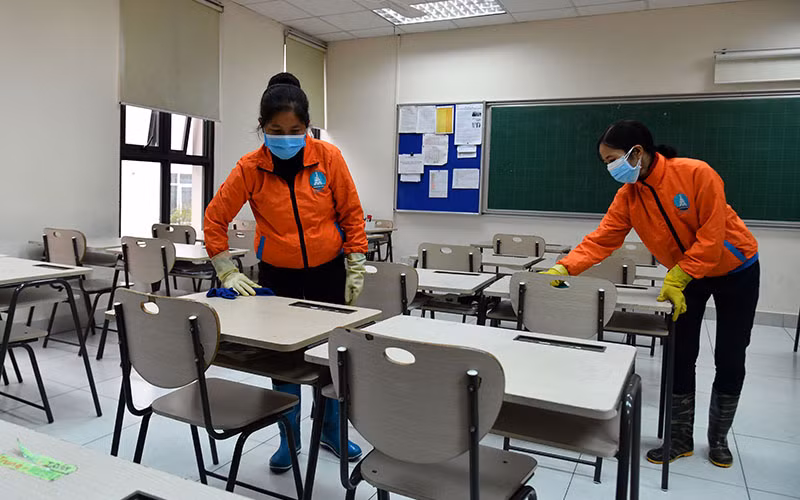 Vệ sinh khử khuẩn các thiết bị, đồ dùng trong các lớp học. (Ảnh: DUY LINH)
