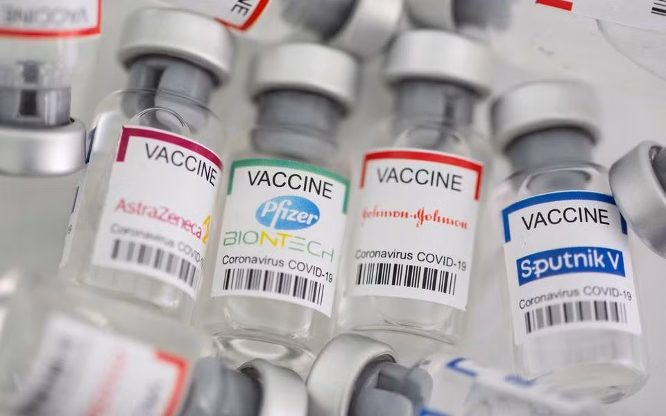 Theo ước tính của IFPMA, số lượng vaccine được sản xuất sẽ đạt 24 tỷ liều vào giữa năm tới. (Ảnh: Reuters)
