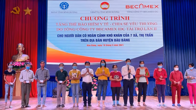 Trao tặng thẻ BHYT cho người dân có hoàn cảnh khó khăn.