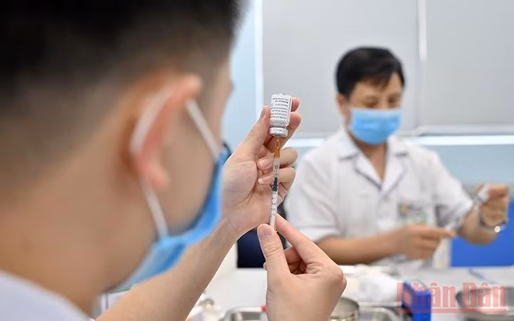 Tiêm vaccine phòng Covid-19 ở Hà Nội (Ảnh: Duy Linh).