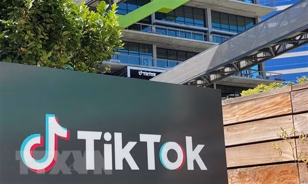 Biểu tượng ứng dụng TikTok bên ngoài văn phòng ở Culver City, Los Angeles, Mỹ. (Ảnh: AFP/TTXVN).
