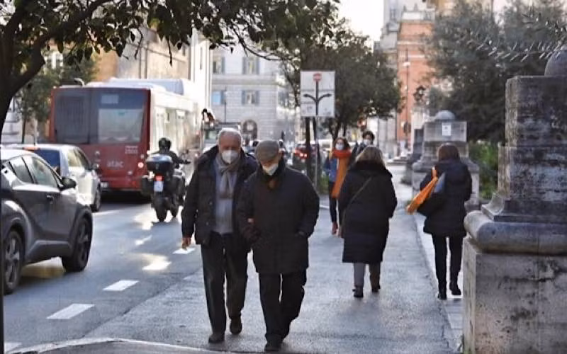 Người dân đeo khẩu trang phòng lây nhiễm COVID-19 tại Rome, Italy. (Ảnh: THX/TTXVN)