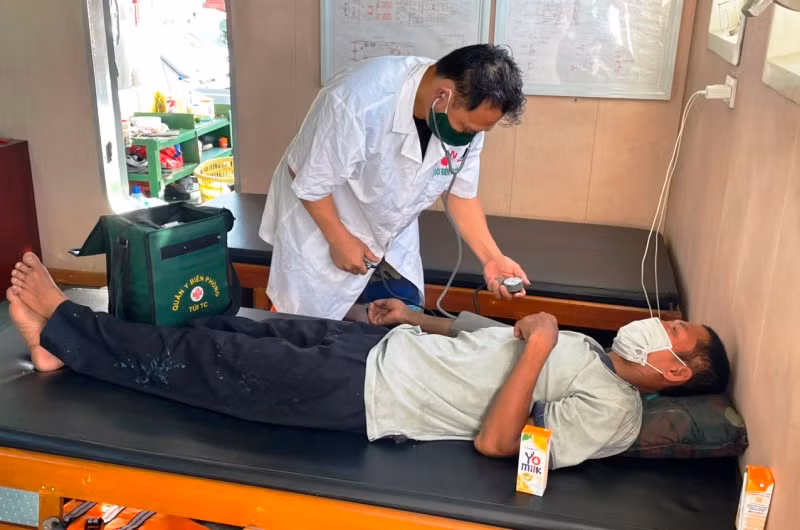 Ngư dân Lê Đức Dương được chăm sóc sức khỏe trên tàu Biên phòng CN09.