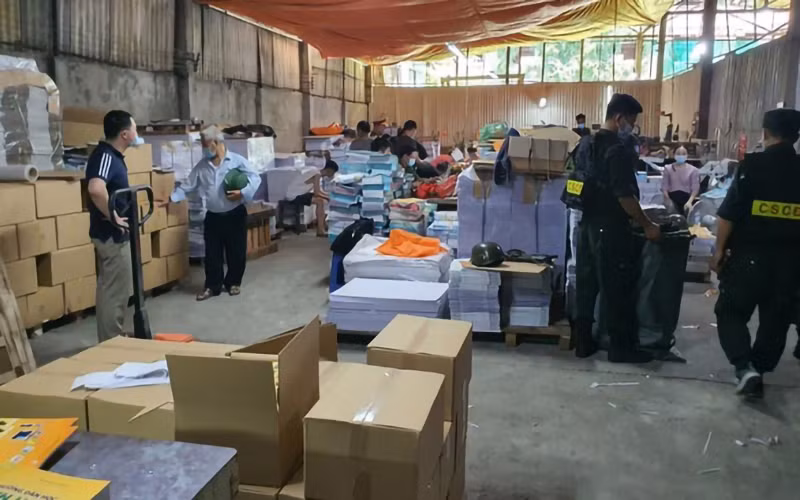 Kho sách giáo khoa lậu bị cơ quan chức năng phát hiện.