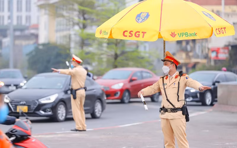 Thanh niên Cảnh sát giao thông Thủ đô thực hiện nhiệm vụ tại vòng xuyến cầu Chương Dương.