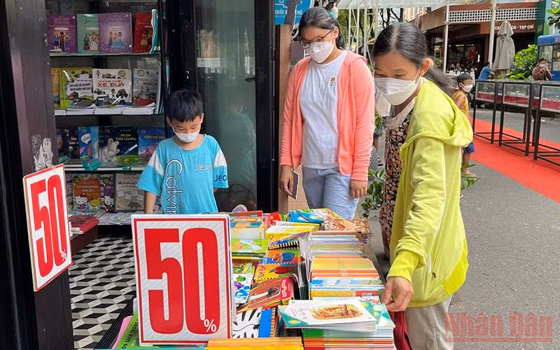 Nhiều phụ huynh dẫn con đến Đường Sách để tìm mua sách mới.