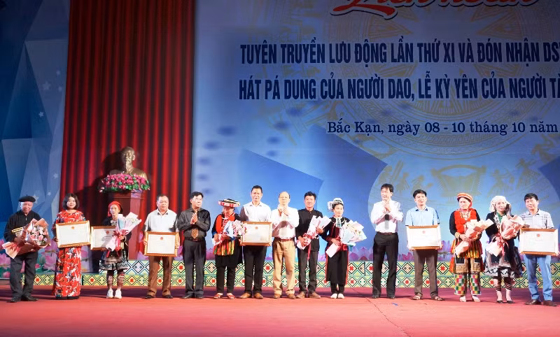 Trao chứng nhận hát Pá dung của người Dao và Lễ Kỳ yên của người Tày vào danh mục “Di sản văn hóa phi vật thể quốc gia”.
