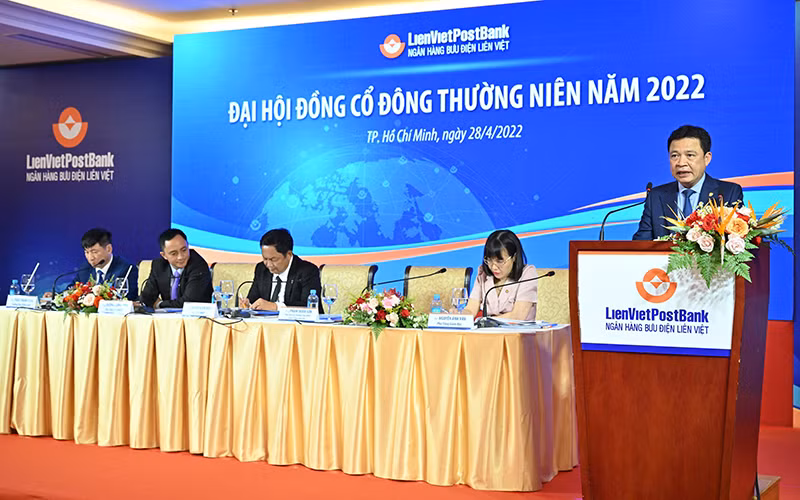 Phó Chủ tịch Thường trực Hội đồng quản trị kiêm Tổng giám đốc Phạm Doãn Sơn phát biểu tại đại hội cổ đông.