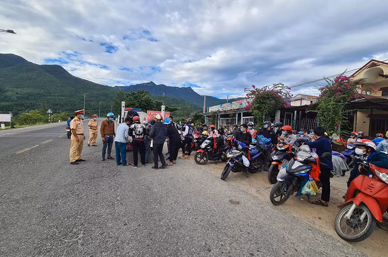 Lực lượng Công an Thừa Thiên Huế đón, tiếp sức và phân loại người dân về từ vùng dịch tại đỉnh đèo Hải Vân.