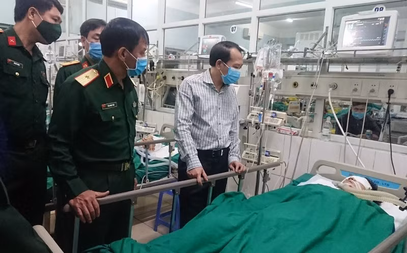 Phó Chủ tịch UBND tỉnh Hà Giang Trần Đức Quý thăm hỏi, động viên quân nhân bị thương trong khi làm nhiệm vụ tại BVĐK tỉnh Hà Giang.