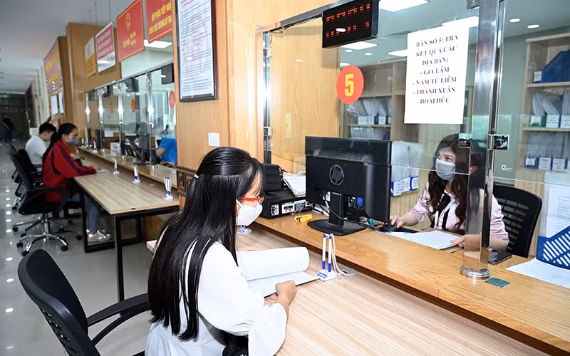 Giải quyết thủ tục hành chính cho doanh nghiệp tại Bộ phận một cửa Sở Kế hoạch và Đầu tư Hà Nội. (Ảnh DUY ĐĂNG) 