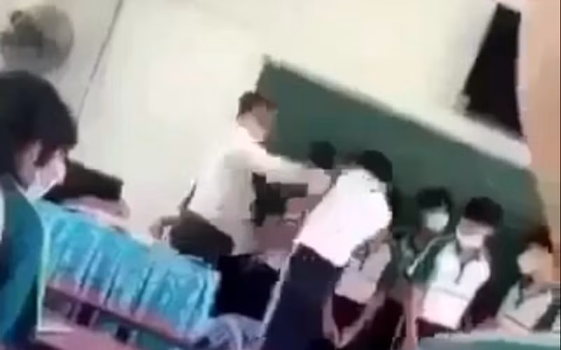 Giáo viên P.Q.H. tát vào mặt học sinh. (Ảnh cắt từ clip)