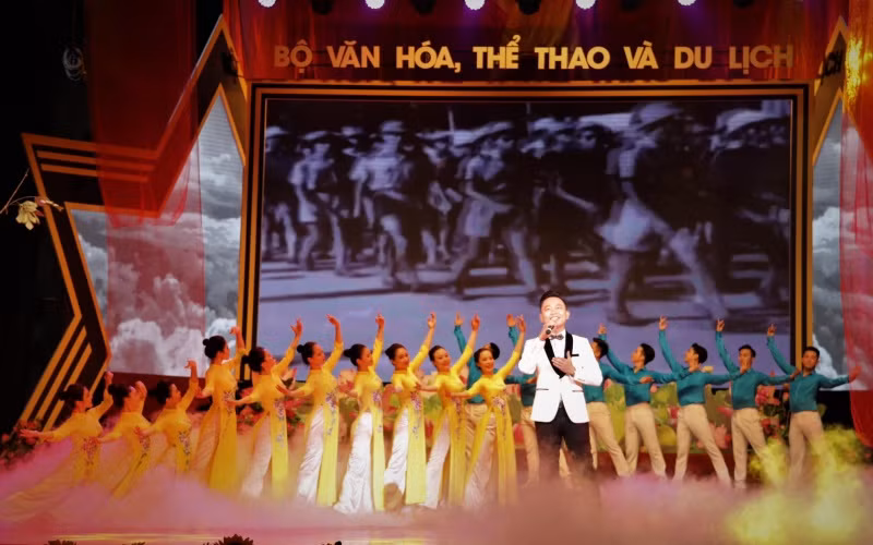 Một tiết mục biểu diễn trong chương trình Những mùa thu lịch sử. (Ảnh: Cục Nghệ thuật biểu diễn)