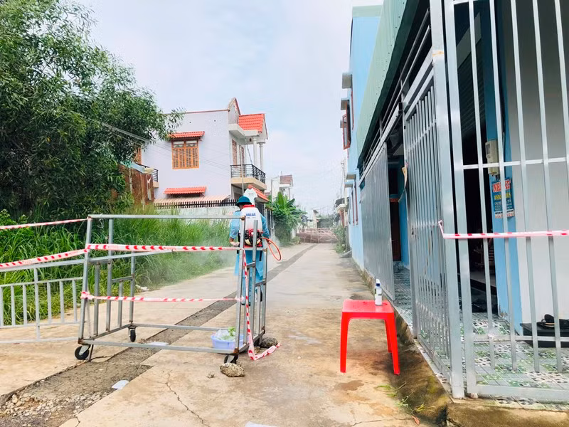 Phun khử khuẩn tại phường Trảng Dài, thành phố Biên Hòa, nơi dịch bệnh đang rất phức tạp.