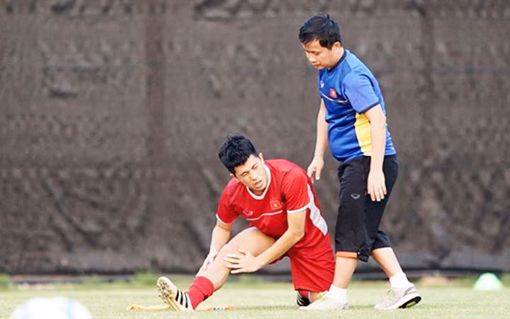 Đình Trọng mặc dù mới trải qua bảy tháng sau phẫu thuật vẫn phải thi đấu.
